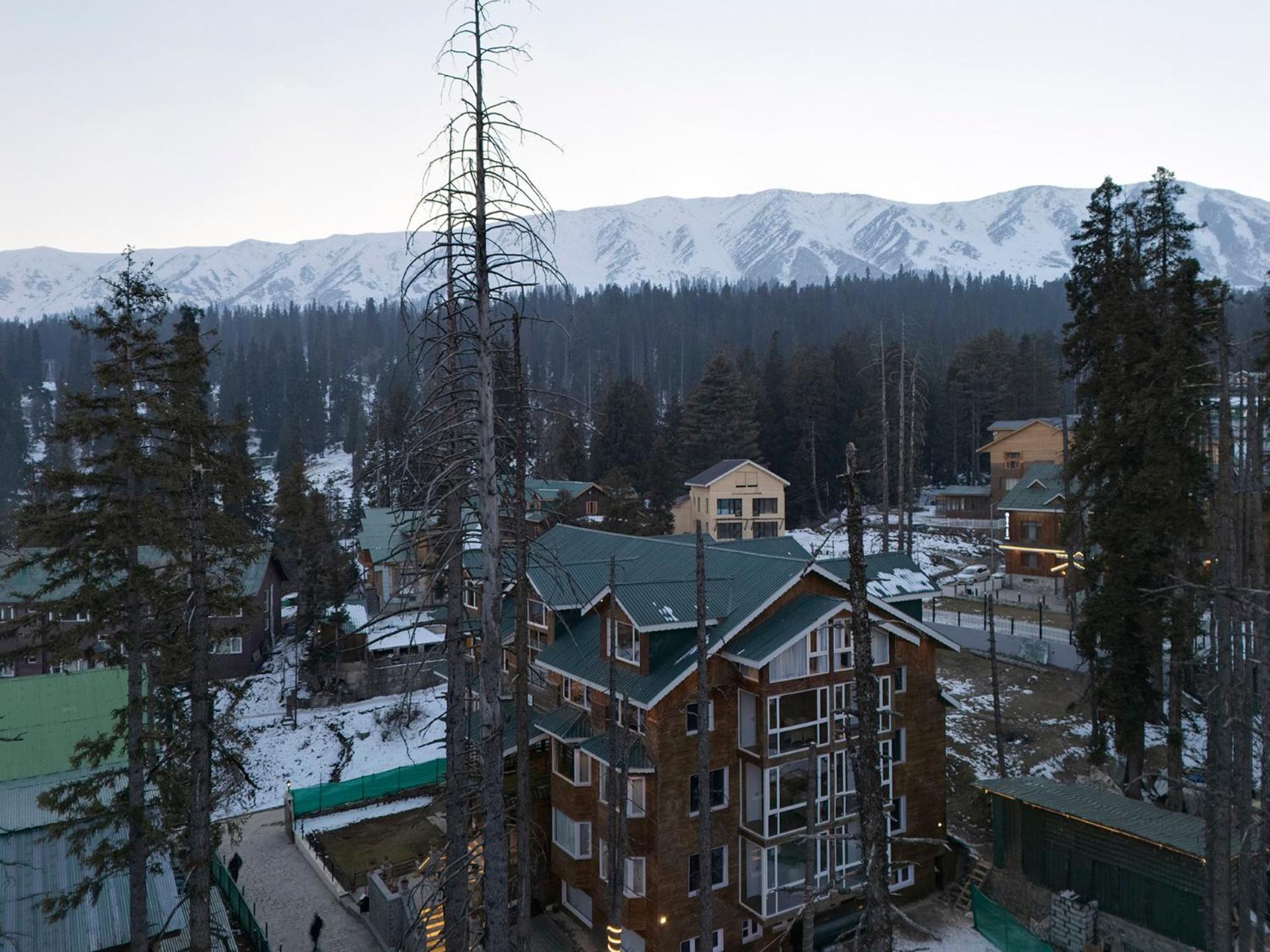 Hotel Pine Spring Gulmarg Eksteriør billede