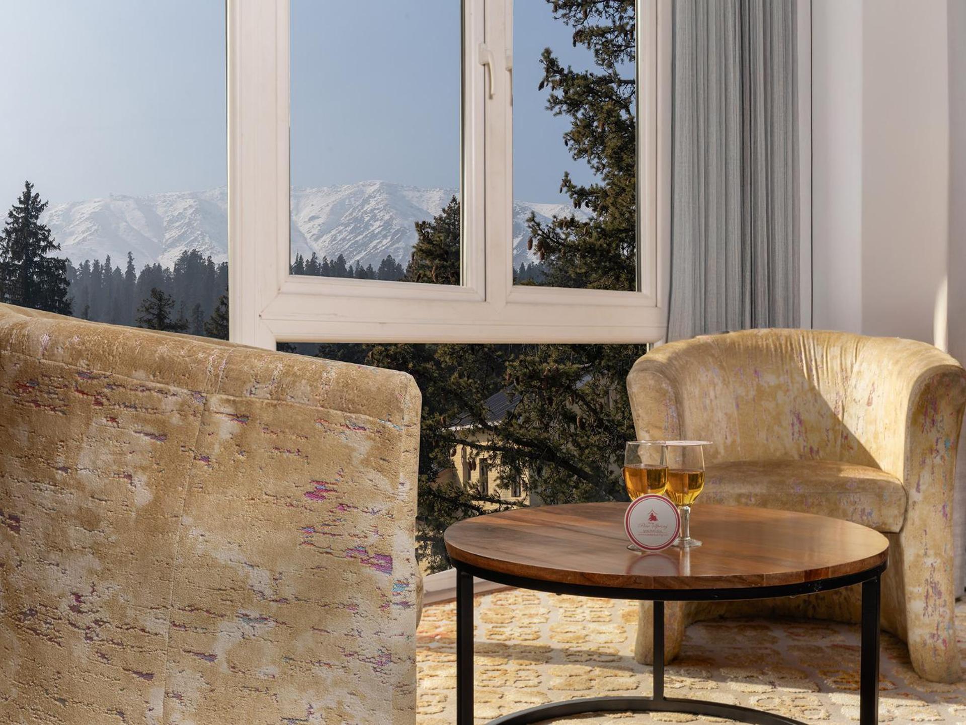 Hotel Pine Spring Gulmarg Eksteriør billede
