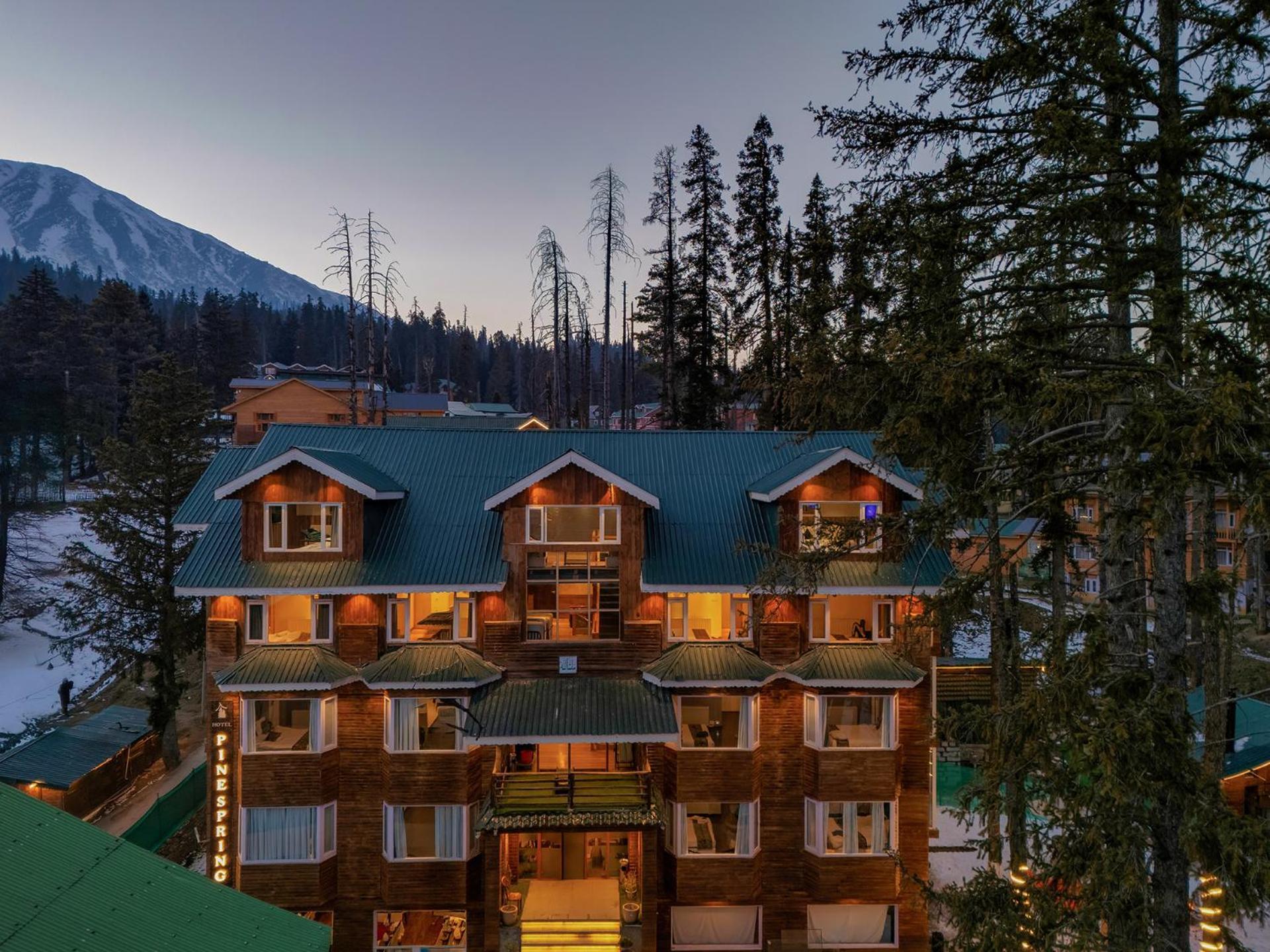 Hotel Pine Spring Gulmarg Eksteriør billede