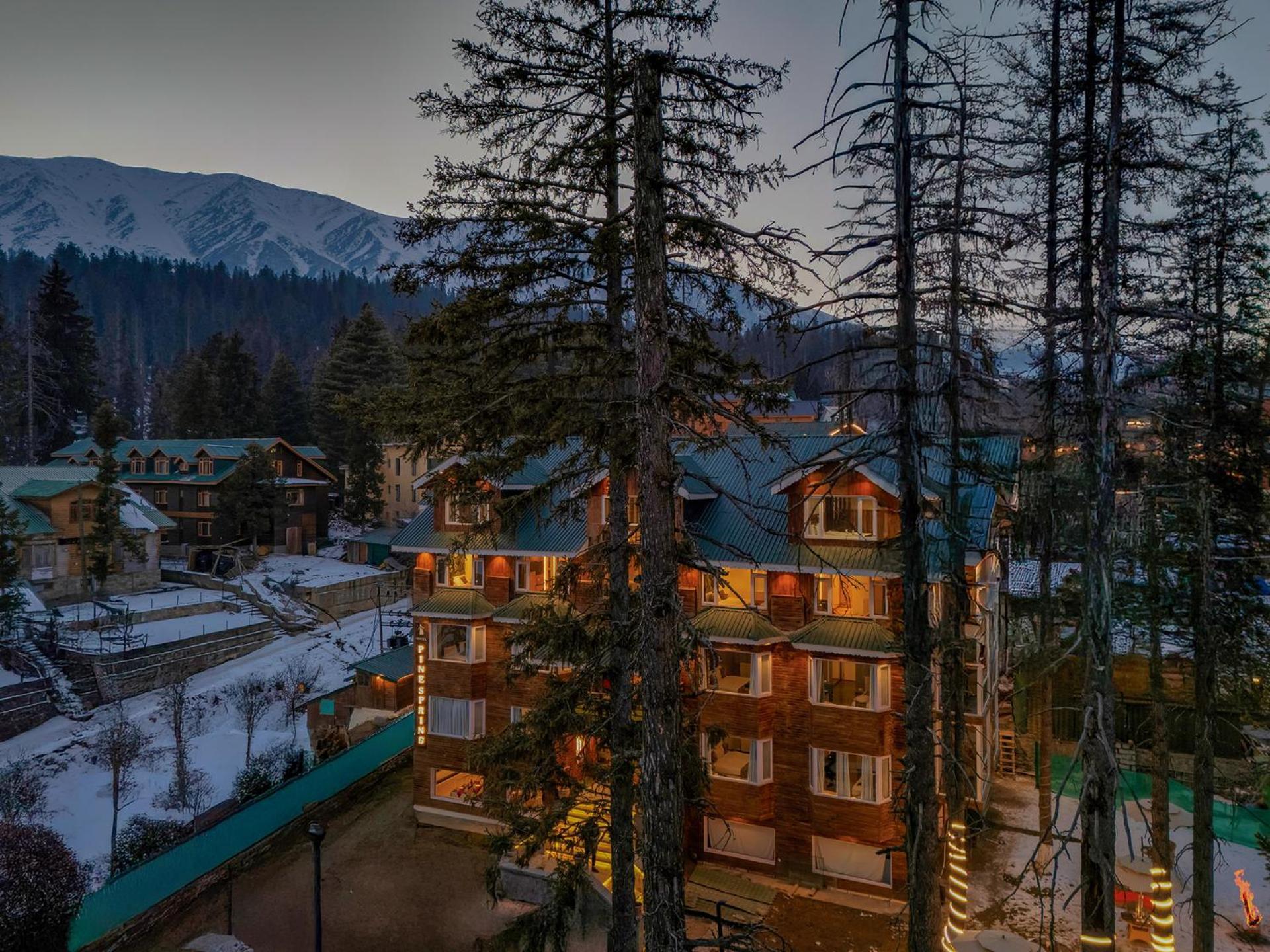 Hotel Pine Spring Gulmarg Eksteriør billede
